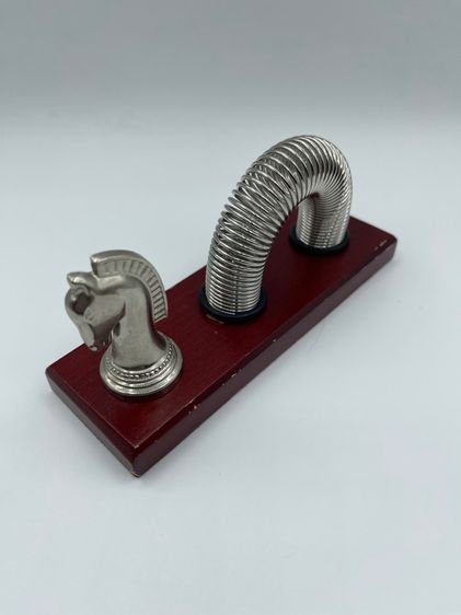 ที่เสียบนามบัตร ฐานไม้ รูปหัวม้าหมากรุกเป็นโลหะ รูปที่ 2