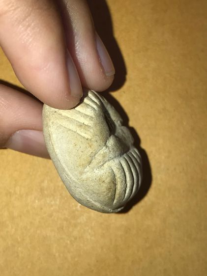 พระปิดตา หน้าฝังพลอย หลังจารมือ คุณแม่บุญเรือน โตงบุญเติม เนื้อผงปูนเสกนั้น ลูกศิษย์คณะสามัคคีวิสุทธิสร้างปั้นด้วยมือทีละองค์ จึงมีขนาดไม่มา รูปที่ 3