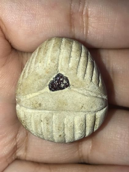 พระปิดตา หน้าฝังพลอย หลังจารมือ คุณแม่บุญเรือน โตงบุญเติม เนื้อผงปูนเสกนั้น ลูกศิษย์คณะสามัคคีวิสุทธิสร้างปั้นด้วยมือทีละองค์ จึงมีขนาดไม่มา รูปที่ 7