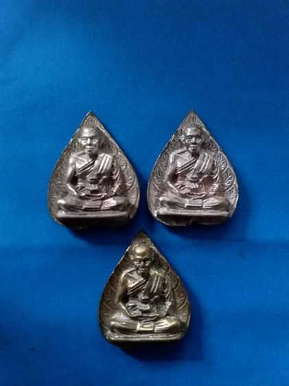 เหรียญหล่อใบโพธิ์ล.พ.ฮวด วัดดอนโพธิ์ทอง สุพรรณบุรี ปี2538 เนื้อทองแดงกะไหล่เงิน มี3องค์ๆละ350บาท รูปที่ 2