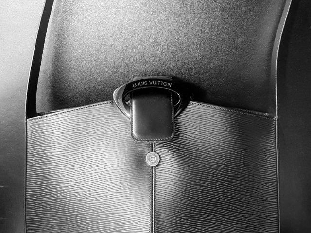 Louis Vuitton Reverie Black Epi Leather Shoulder Bag

 รูปที่ 1