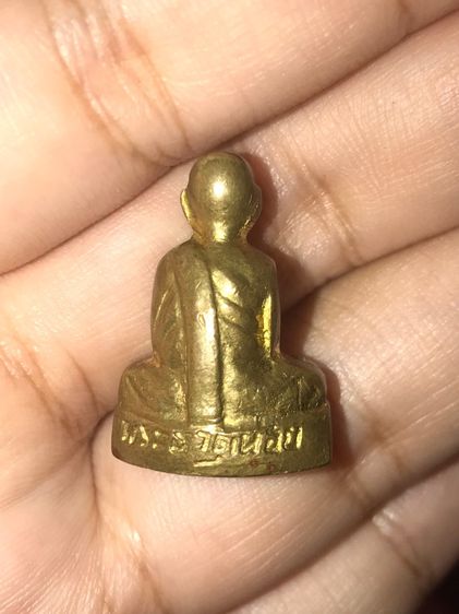 รูปเหมือนปั้ม พ่อท่านคล้าย วัดธาตุน้อย พิมพ์ใหญ่ เนื้อทองผสม ปี 2505 พิมพ์มีสระอุ นิยม ก้นกลึงเป็นวงเดือน ผิวเดิมๆ เก่า แท้ แปลก หายาก เป็นพ รูปที่ 8