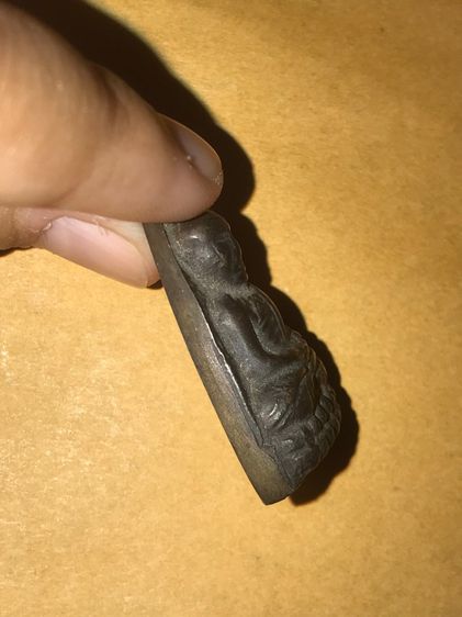 หลวงปู่ทวด หลังเตารีด ปี 2505 พิมพ์ใหญ่ ไม่ปั้มซ้ำ เนื้อทองผสม รมดำ ผิวเดิมออกดำอมแดง สวยๆ คมๆ มีคราบดินเบ้า ด้านหลังมีรอยตะไบ แล้วมีตะไบตบห รูปที่ 3