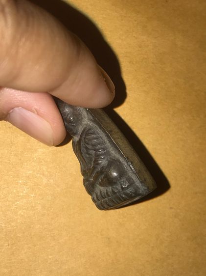 หลวงปู่ทวด หลังเตารีด ปี 2505 พิมพ์ใหญ่ ไม่ปั้มซ้ำ เนื้อทองผสม รมดำ ผิวเดิมออกดำอมแดง สวยๆ คมๆ มีคราบดินเบ้า ด้านหลังมีรอยตะไบ แล้วมีตะไบตบห รูปที่ 4