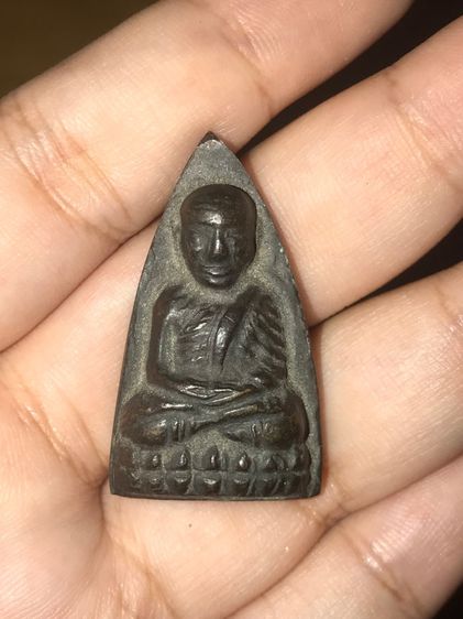 หลวงปู่ทวด หลังเตารีด ปี 2505 พิมพ์ใหญ่ ไม่ปั้มซ้ำ เนื้อทองผสม รมดำ ผิวเดิมออกดำอมแดง สวยๆ คมๆ มีคราบดินเบ้า ด้านหลังมีรอยตะไบ แล้วมีตะไบตบห รูปที่ 7