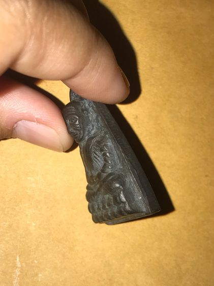 หลวงปู่ทวด ปี 2505 หลังหนังสือ พิมพ์ใหญ่ ตัว ท เนื้อทองผสม รมดำ ผิวเดิมออกดำอมแดง สวยๆ คมๆ ด้านหลังมีรอยตะไบ แล้วมีตะไบตบหลังอีกครั้งหนึ่ง ส รูปที่ 4