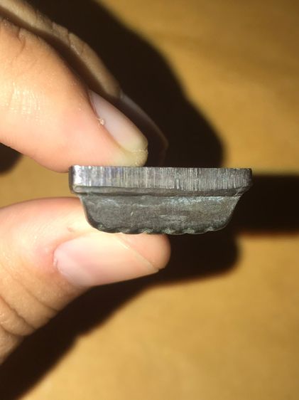 หลวงปู่ทวด ปี 2505 หลังหนังสือ พิมพ์ใหญ่ ตัว ท เนื้อทองผสม รมดำ ผิวเดิมออกดำอมแดง สวยๆ คมๆ ด้านหลังมีรอยตะไบ แล้วมีตะไบตบหลังอีกครั้งหนึ่ง ส รูปที่ 5