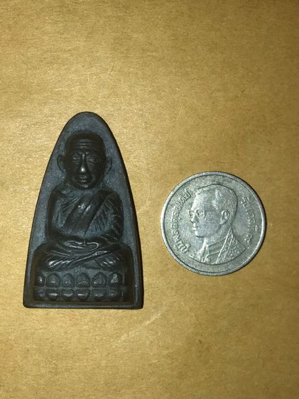 หลวงปู่ทวด ปี 2505 หลังหนังสือ พิมพ์ใหญ่ ตัว ท เนื้อทองผสม รมดำ ผิวเดิมออกดำอมแดง สวยๆ คมๆ ด้านหลังมีรอยตะไบ แล้วมีตะไบตบหลังอีกครั้งหนึ่ง ส รูปที่ 6