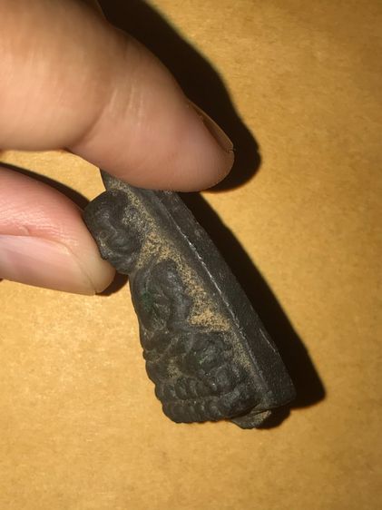 หลวงพ่อทวด หลังเตารีด เนื้อเมฆพัตร พิมพ์ใหญ่เขาตุุ่ม นิยม วัดช้างไห้ ปี 2505 ด้านหลังยุบ ย่น ทิ้งรอยเดือยไว้ ยังไม่ได้ตัด อย่างสวย เนื้อเมฆพ รูปที่ 4