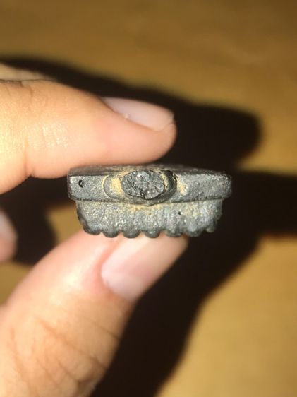 หลวงพ่อทวด หลังเตารีด เนื้อเมฆพัตร พิมพ์ใหญ่เขาตุุ่ม นิยม วัดช้างไห้ ปี 2505 ด้านหลังยุบ ย่น ทิ้งรอยเดือยไว้ ยังไม่ได้ตัด อย่างสวย เนื้อเมฆพ รูปที่ 5