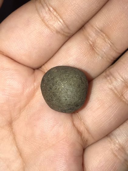 ลูกอม รุ่นแรกๆ หลวงปู่ทวด วัดช้างให้ รุ่นแรกๆ ลูกอมเนื้อดินกากยายักษ์ ผสมว่าน สีออกน้ำตาลอมดำ แท้ตามมาตรฐาน ผิวแห้ง มีแร่ เม็ดดำ เม็ดแดง ดูง รูปที่ 5