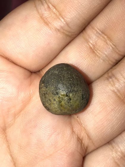 ลูกอม รุ่นแรกๆ หลวงปู่ทวด วัดช้างให้ รุ่นแรกๆ ลูกอมเนื้อดินกากยายักษ์ ผสมว่าน สีออกน้ำตาลอมดำ แท้ตามมาตรฐาน ผิวแห้ง มีแร่ เม็ดดำ เม็ดแดง ดูง รูปที่ 4