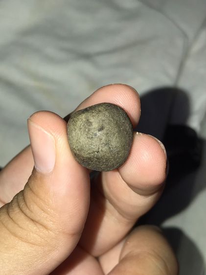 ลูกอม รุ่นแรกๆ หลวงปู่ทวด วัดช้างให้ รุ่นแรกๆ ลูกอมเนื้อดินกากยายักษ์ ผสมว่าน สีออกน้ำตาลอมดำ แท้ตามมาตรฐาน ผิวแห้ง มีแร่ เม็ดดำ เม็ดแดง ดูง รูปที่ 7