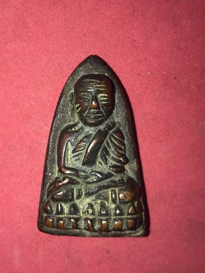 หลวงพ่อทวด หลังเตารีด วัดช้างให้ พิมพ์ใหญ่ เนื้อทองผสม ปี 2505 พระถูกพิมพ์ หลังสวย ขนาดใหญ่ เป็นธรรมชาติ หนา ล้ำ มีรอยแต่งตะไบ มีคราบขี้เบ้า