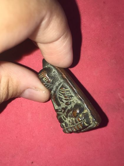 หลวงพ่อทวด หลังเตารีด วัดช้างให้ พิมพ์ใหญ่ เนื้อทองผสม ปี 2505 พระถูกพิมพ์ หลังสวย ขนาดใหญ่ เป็นธรรมชาติ หนา ล้ำ มีรอยแต่งตะไบ มีคราบขี้เบ้า รูปที่ 5