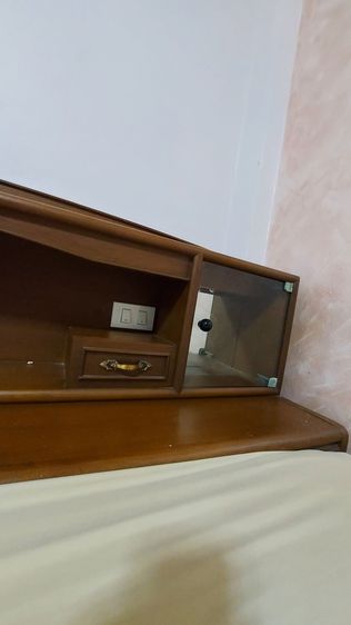 🔥🔥ขายเตียง 6 ฟุตมือสอง ไม้อัดหนาสภาพใหม่สวยงามมีตู้เก็บของหัวเตียง มีช่องเก็บหมอนหัวเตียง มีไฟหัวเตียง มีเก๊ะใหญ่ปลายเตียง(ไม่รวมที่นอน) รูปที่ 8