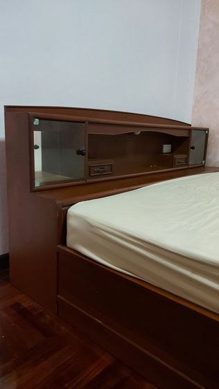 🔥🔥ขายเตียง 6 ฟุตมือสอง ไม้หนาสภาพใหม่สวยงามมีตู้เก็บของหัวเตียง มีช่องเก็บหมอนหัวเตียง มีไฟหัวเตียง มีเก๊ะใหญ่ปลายเตียง(ไม่รวมที่นอน) รูปที่ 11