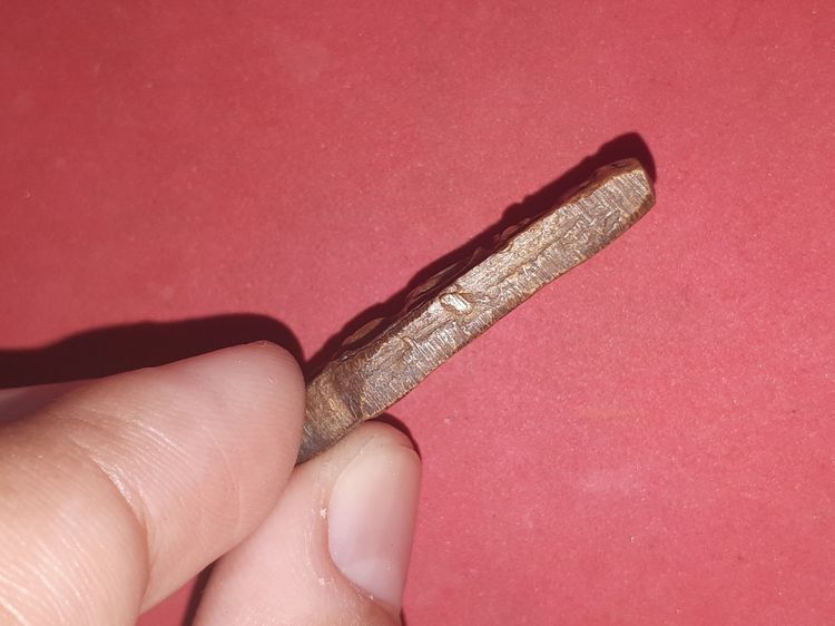 เหรียญหล่อหลวงพ่อทา วัดพะเนียงแตก รุ่น ๒ พิมพ์ไม่มีหู ขนาดสูงประมาณ 3.5 ซม กว้างประมาณ 1.5 ซม หนาประมาณ 0.5 ซม เนื้อโลหะออกทองเหลือง รอยต รูปที่ 4