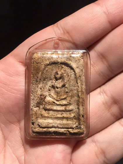 พระสมเด็จวัดระฆัง พิมพ์ใหญ่ นิยม กทม. ปี 2415 เนื้อผงพุทธคุณ ขึ้นฝ้าขาว มีมวลสาร เนื้อนอกใน ผิวสีเดียวกีน เนื้อละเอียด ผิวมัน เงา หลังเรียบ 