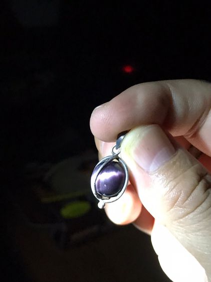 เพชรตางู เส้นผ่าศูนย์กลางประมาณ 1 ซม. รูปทรงกลมเหมือนดวงตา มีเส้นสังวาลย์ 3 สี คือสีดำ สีชมพู และสีขาวขุ่น ลักษณะดวงตาเป็นชั้นๆของวงสี ถ้าส่ รูปที่ 15