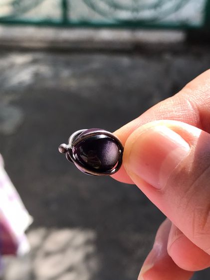 เพชรตางู เส้นผ่าศูนย์กลางประมาณ 1 ซม. รูปทรงกลมเหมือนดวงตา มีเส้นสังวาลย์ 3 สี คือสีดำ สีชมพู และสีขาวขุ่น ลักษณะดวงตาเป็นชั้นๆของวงสี ถ้าส่ รูปที่ 11