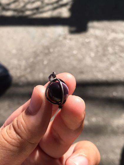 เพชรตางู เส้นผ่าศูนย์กลางประมาณ 1 ซม. รูปทรงกลมเหมือนดวงตา มีเส้นสังวาลย์ 3 สี คือสีดำ สีชมพู และสีขาวขุ่น ลักษณะดวงตาเป็นชั้นๆของวงสี ถ้าส่ รูปที่ 3