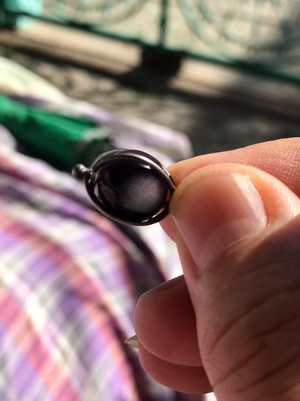 เพชรตางู เส้นผ่าศูนย์กลางประมาณ 1 ซม. รูปทรงกลมเหมือนดวงตา มีเส้นสังวาลย์ 3 สี คือสีดำ สีชมพู และสีขาวขุ่น ลักษณะดวงตาเป็นชั้นๆของวงสี ถ้าส่ รูปที่ 12