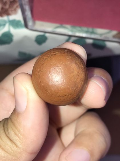 คตหิน รูปทรงลักษณะคล้ายดวงตา ตรงกลางกลมนูนเหมือนแก้วตา กลมเรียบ เนียนมือ แข็งเป็นหิน ผิวมัน ผิวออกสองสี สีน้ำตาลเข้ม ขนาดกำลังดี มีน้ำหนัก เ รูปที่ 5