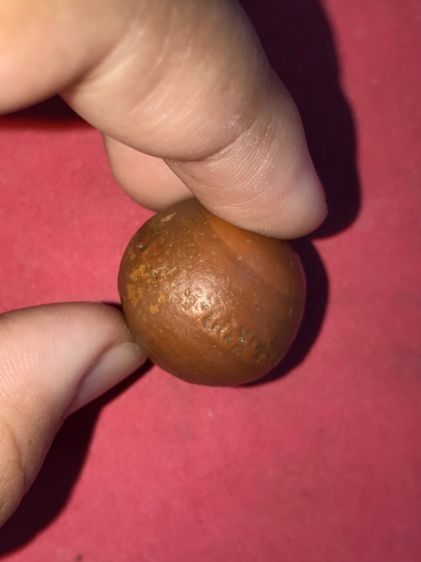 คตหิน รูปทรงลักษณะคล้ายดวงตา ตรงกลางกลมนูนเหมือนแก้วตา กลมเรียบ เนียนมือ แข็งเป็นหิน ผิวมัน ผิวออกสองสี สีน้ำตาลเข้ม ขนาดกำลังดี มีน้ำหนัก เ รูปที่ 2