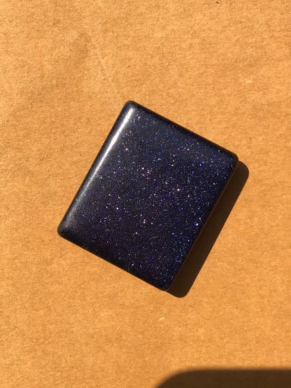 หิน สีน้ำเงินอมม่วงเป็นประกาย ระยิบระยับเวลาโดนแสง เจียรเป็นขนาดสี่เหลี่ยมนูนแบบลบมุม กว้าง 1 นิ้ว ยาว 1.5นิ้ว หนา มีน้ำหนัก สภาพสวยสมบูรณ์  รูปที่ 5