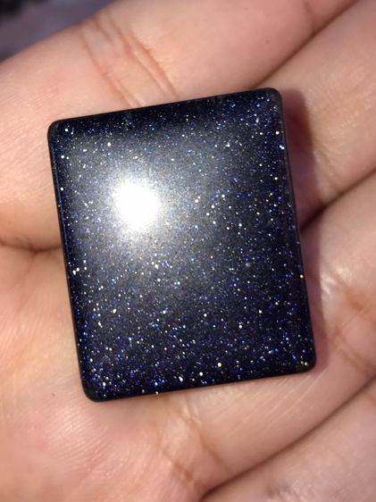 หิน สีน้ำเงินอมม่วงเป็นประกาย ระยิบระยับเวลาโดนแสง เจียรเป็นขนาดสี่เหลี่ยมนูนแบบลบมุม กว้าง 1 นิ้ว ยาว 1.5นิ้ว หนา มีน้ำหนัก สภาพสวยสมบูรณ์  รูปที่ 3