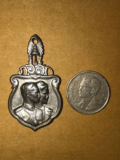 เหรียญที่ระลึกในการเสด็จพระราชดำเนินเยือนสหรัฐอเมริกาและทวีปยุโรป พุทธศักราช 2503 เนื่้อเงิน พิมพ์เล็ก เจ้าของเดิมมีการเจาะรูที่ด้านบนเหรียญ รูปที่ 5