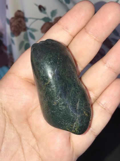 เหล็กไหลไพรดำ หรือที่เรียกว่า ไหลเพชรดำ รูปทรงยาว กลมๆ กว้างประมาณ 1 นิ้ว ยาวประมาณ 3 นิ้ว สีเขียวอมดำแบบปีกแมลงทับ และมีลายเป็นธรรมชาติ ผิว รูปที่ 8