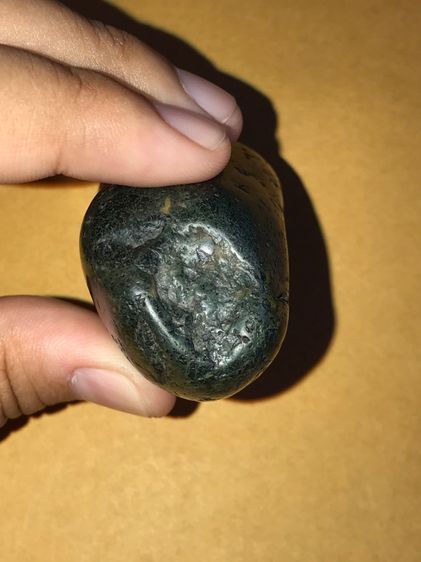 เหล็กไหลไพรดำ หรือที่เรียกว่า ไหลเพชรดำ รูปทรงยาว กลมๆ กว้างประมาณ 1 นิ้ว ยาวประมาณ 3 นิ้ว สีเขียวอมดำแบบปีกแมลงทับ และมีลายเป็นธรรมชาติ ผิว รูปที่ 6