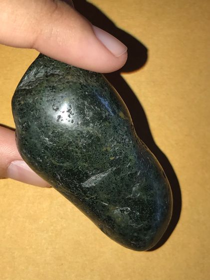 เหล็กไหลไพรดำ หรือที่เรียกว่า ไหลเพชรดำ รูปทรงยาว กลมๆ กว้างประมาณ 1 นิ้ว ยาวประมาณ 3 นิ้ว สีเขียวอมดำแบบปีกแมลงทับ และมีลายเป็นธรรมชาติ ผิว รูปที่ 2