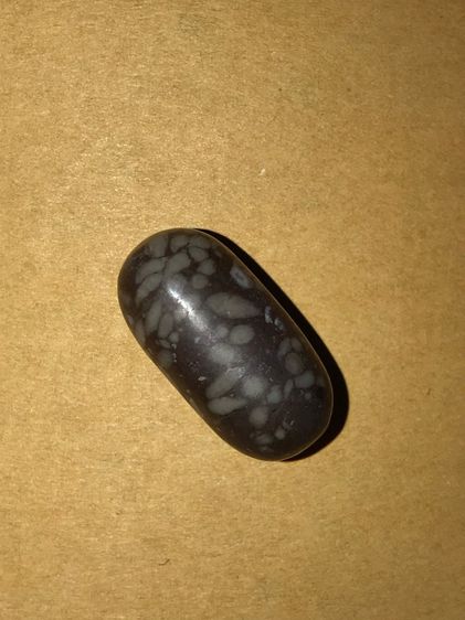 เหล็กไหล ทรงแค็ปซูล สีดำสลับสีน้ำตาล มีลายเป็นธรรมชาติ ขนาดประมาณ 1 นิ้ว มีน้ำหนัก จะมีลักษณะเนื้อระเอียด ทรงสวยมาก เก่า แท้ และหายากสุด หาย รูปที่ 2