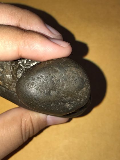 หินแปลก รูปเหมือนรองเท้าบูท ทรงสวยมาก ขนาดประมาณ 3 นิ้ว ผิวเรียบ มัน มีคราบเกาะติดแน่น มีน้ำหนัก เป็นธรรมชาติ จะมีลักษณะเนื้อละเอียด เก่า แท รูปที่ 3