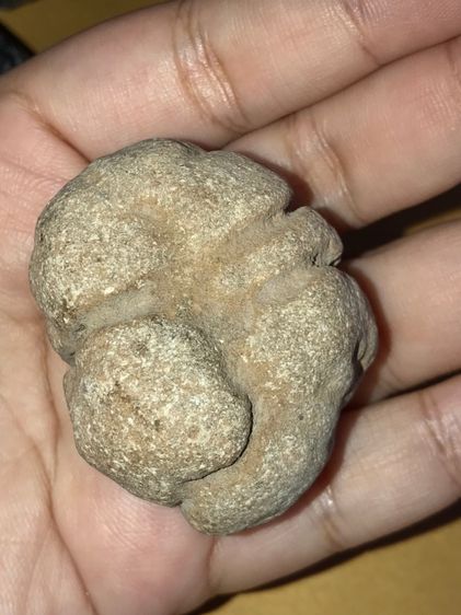 คตหิน รูปทรงกลมมน มีหยัก ทรงสวยมาก ขนาดเส้นผผ่าศูนย์กลางประมาณ 1.5 นิ้ว สีออกอมส้ม ผิวเรียบ มัน มีคราบเกาะติดแน่น มีน้ำหนัก เป็นธรรมชาติ จะม รูปที่ 6