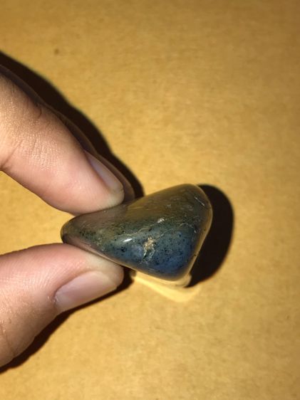 หินพ่อมด ขนาดประมาณ 1.5 นิ้ว ด้านหนึ่งเป็นสีเขียวอมน้ำตาล อีกด้านหนึ่งเป็นสีฟ้า สีสดใส ผิวมันเงา ไม่คมมือ มีน้ำหนัก และมีลายสวย เป็นธรรมชาติ รูปที่ 11