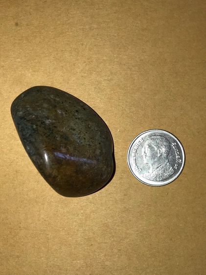 หินพ่อมด ขนาดประมาณ 1.5 นิ้ว ด้านหนึ่งเป็นสีเขียวอมน้ำตาล อีกด้านหนึ่งเป็นสีฟ้า สีสดใส ผิวมันเงา ไม่คมมือ มีน้ำหนัก และมีลายสวย เป็นธรรมชาติ รูปที่ 15