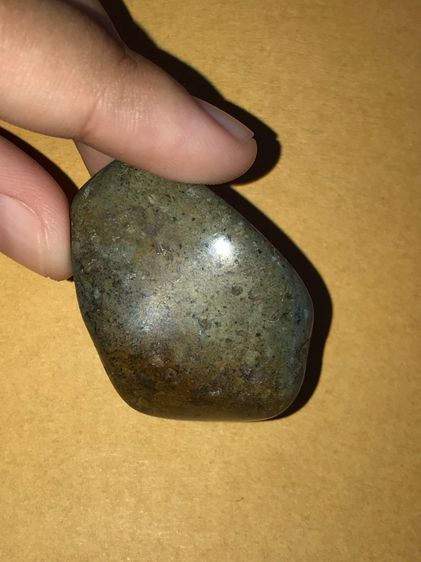 หินพ่อมด ขนาดประมาณ 1.5 นิ้ว ด้านหนึ่งเป็นสีเขียวอมน้ำตาล อีกด้านหนึ่งเป็นสีฟ้า สีสดใส ผิวมันเงา ไม่คมมือ มีน้ำหนัก และมีลายสวย เป็นธรรมชาติ รูปที่ 14