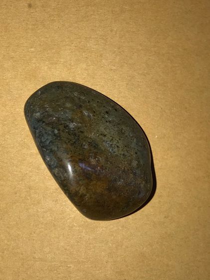 หินพ่อมด ขนาดประมาณ 1.5 นิ้ว ด้านหนึ่งเป็นสีเขียวอมน้ำตาล อีกด้านหนึ่งเป็นสีฟ้า สีสดใส ผิวมันเงา ไม่คมมือ มีน้ำหนัก และมีลายสวย เป็นธรรมชาติ รูปที่ 2