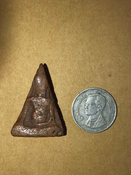 พระนางพญา พิมพ์เข่าโค้ง วัดพระศรีรัตนมหาธาตุ หรือวัดใหญ่ จังหวัดพิษณุโลก เนื้อดิน มีเม็ดกรวด มีคราบกรุ ขอบไม่คม แห้งเหี่ยว แตกลาน องค์นี้เป็ รูปที่ 14