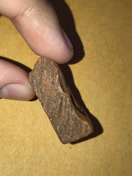 พระนางพญา พิมพ์เข่าโค้ง วัดพระศรีรัตนมหาธาตุ หรือวัดใหญ่ จังหวัดพิษณุโลก เนื้อดิน มีเม็ดกรวด มีคราบกรุ ขอบไม่คม แห้งเหี่ยว แตกลาน องค์นี้เป็ รูปที่ 17