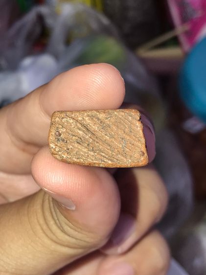 พระนางพญา พิมพ์เข่าโค้ง วัดพระศรีรัตนมหาธาตุ หรือวัดใหญ่ จังหวัดพิษณุโลก เนื้อดิน มีเม็ดกรวด มีคราบกรุ ขอบไม่คม แห้งเหี่ยว แตกลาน องค์นี้เป็ รูปที่ 5