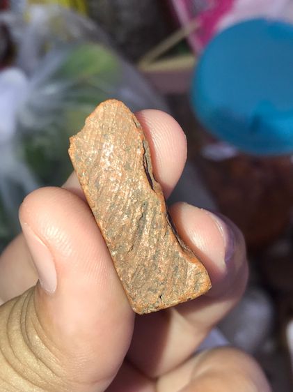 พระนางพญา พิมพ์เข่าโค้ง วัดพระศรีรัตนมหาธาตุ หรือวัดใหญ่ จังหวัดพิษณุโลก เนื้อดิน มีเม็ดกรวด มีคราบกรุ ขอบไม่คม แห้งเหี่ยว แตกลาน องค์นี้เป็ รูปที่ 7