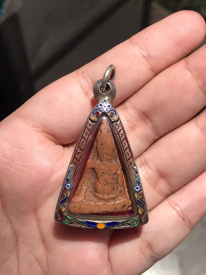 พระนางพญา พิมพ์เข่าโค้ง วัดพระศรีรัตนมหาธาตุ หรือวัดใหญ่ จังหวัดพิษณุโลก เนื้อดิน มีเม็ดกรวด มีคราบกรุ ขอบไม่คม แห้งเหี่ยว แตกลาน องค์นี้เป็ รูปที่ 3