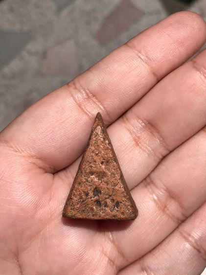 พระนางพญา พิมพ์เข่าโค้ง วัดพระศรีรัตนมหาธาตุ หรือวัดใหญ่ จังหวัดพิษณุโลก เนื้อดิน มีเม็ดกรวด มีคราบกรุ ขอบไม่คม แห้งเหี่ยว แตกลาน องค์นี้เป็ รูปที่ 12