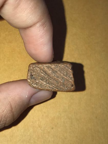 พระนางพญา พิมพ์เข่าโค้ง วัดพระศรีรัตนมหาธาตุ หรือวัดใหญ่ จังหวัดพิษณุโลก เนื้อดิน มีเม็ดกรวด มีคราบกรุ ขอบไม่คม แห้งเหี่ยว แตกลาน องค์นี้เป็ รูปที่ 15