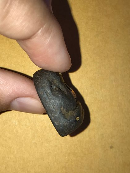 พระปิดตา หลังแบบ ฝังตะกรุดทองคำแท้ 3 ดอก เนื้อว่านผสมผง ผิวเนียน ละเอียด แห้ง เหี่ยว มีน้ำหนัก เก่า แท้ แปลก หายาก ไม่รู้ที่  รูปที่ 8